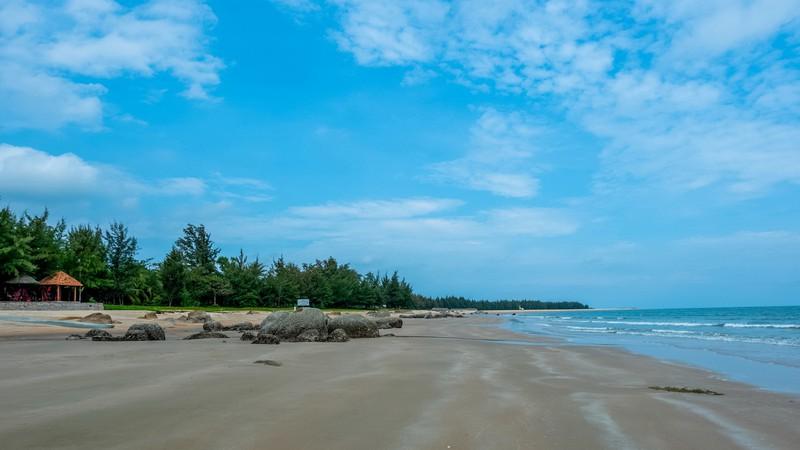Hoạt động chế biến hải sản tươi sống mua từ cảng hoặc vựa tại khu du lịch Hồ Tràm